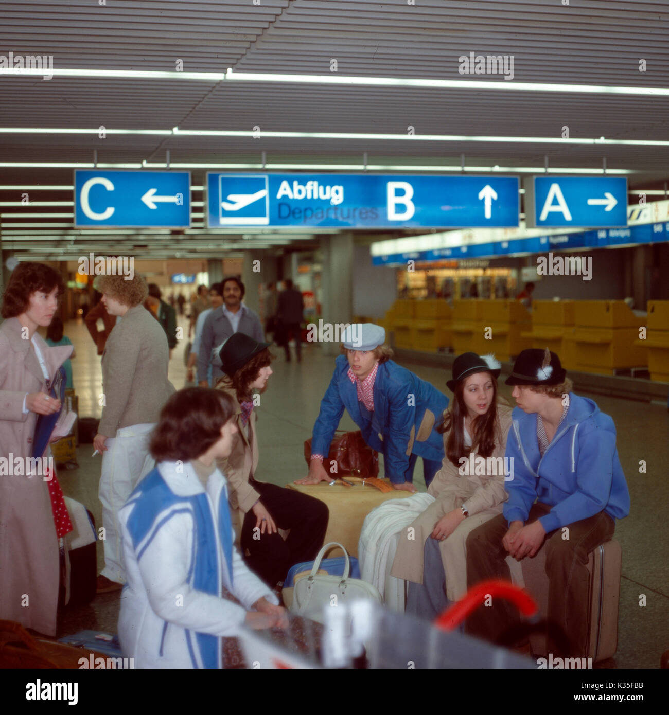 Jugendliche am Flughafen im Check-In Bereich, 1980er. Young people at the airport in the check-in area, 1980er. Stock Photo