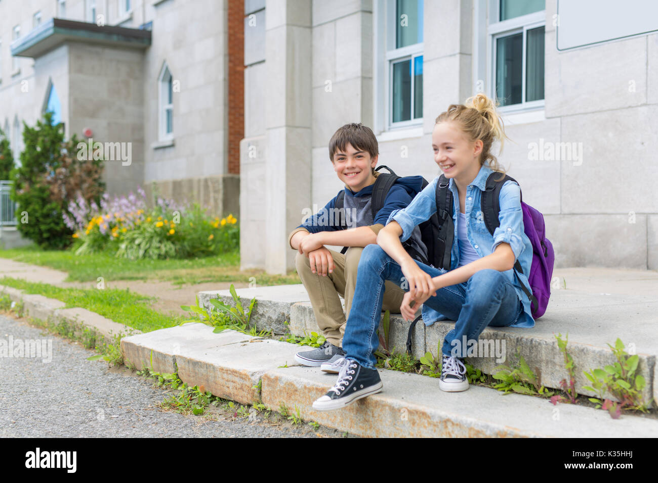 девушки и парни подростки стоят. юноши и девушки подростки. друзья мальчик и девочка. друзья мальчик и девочка подростки. лучшые друзя парень и девущка.