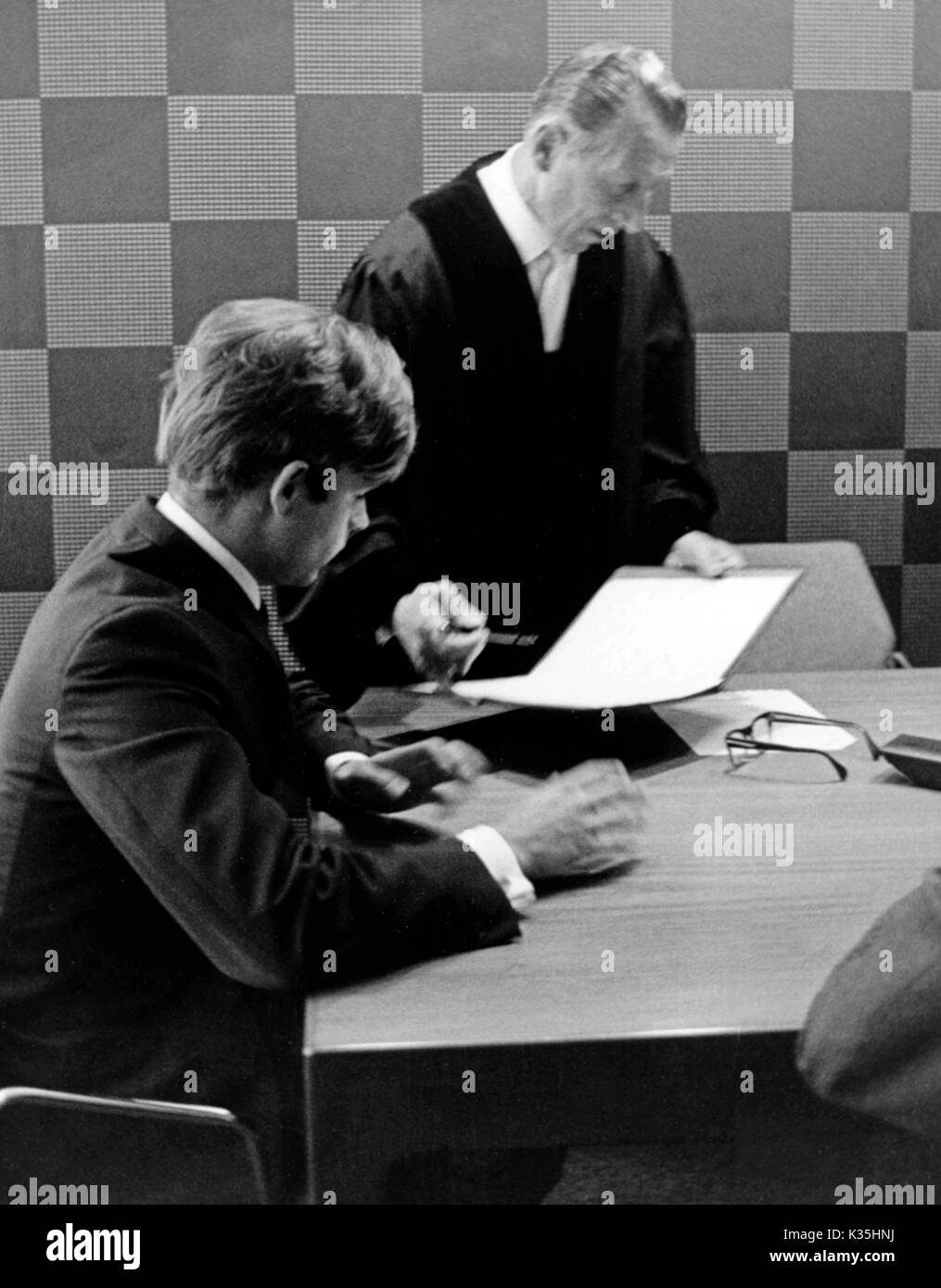 Im Standesamt: Thomas Fritsch muss als Trauzeuge unterschreiben, Deutschland 1960er Jahre. Stock Photo