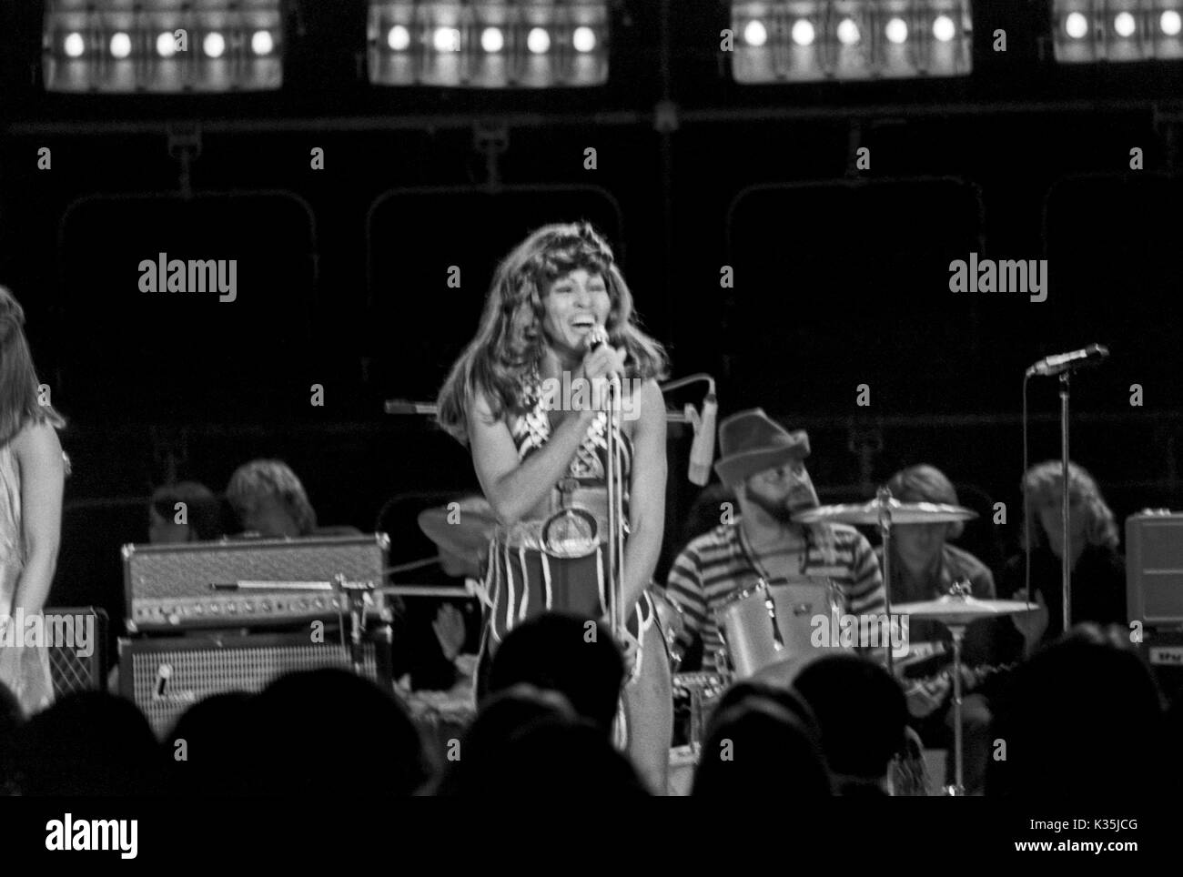 Amerikanische Sängerin Tina Turner bei einem Fernsehauftritt, Deutschland 1970er Jahre. American singer Tina Turner performing in German TV, Germany 1970s. Stock Photo