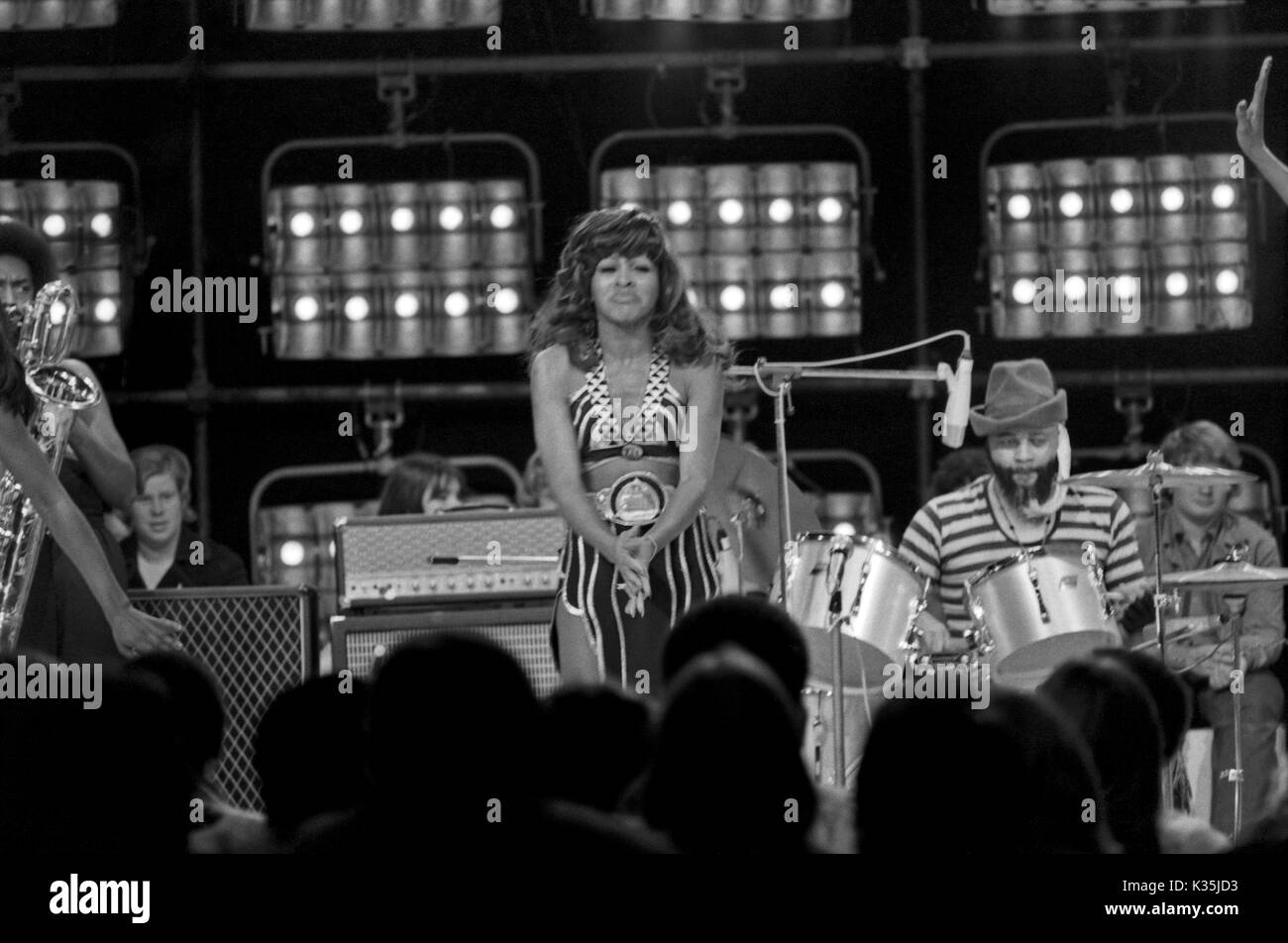 Amerikanische Sängerin Tina Turner bei einem Fernsehauftritt, Deutschland 1970er Jahre. American singer Tina Turner performing in German TV, Germany 1970s. Stock Photo