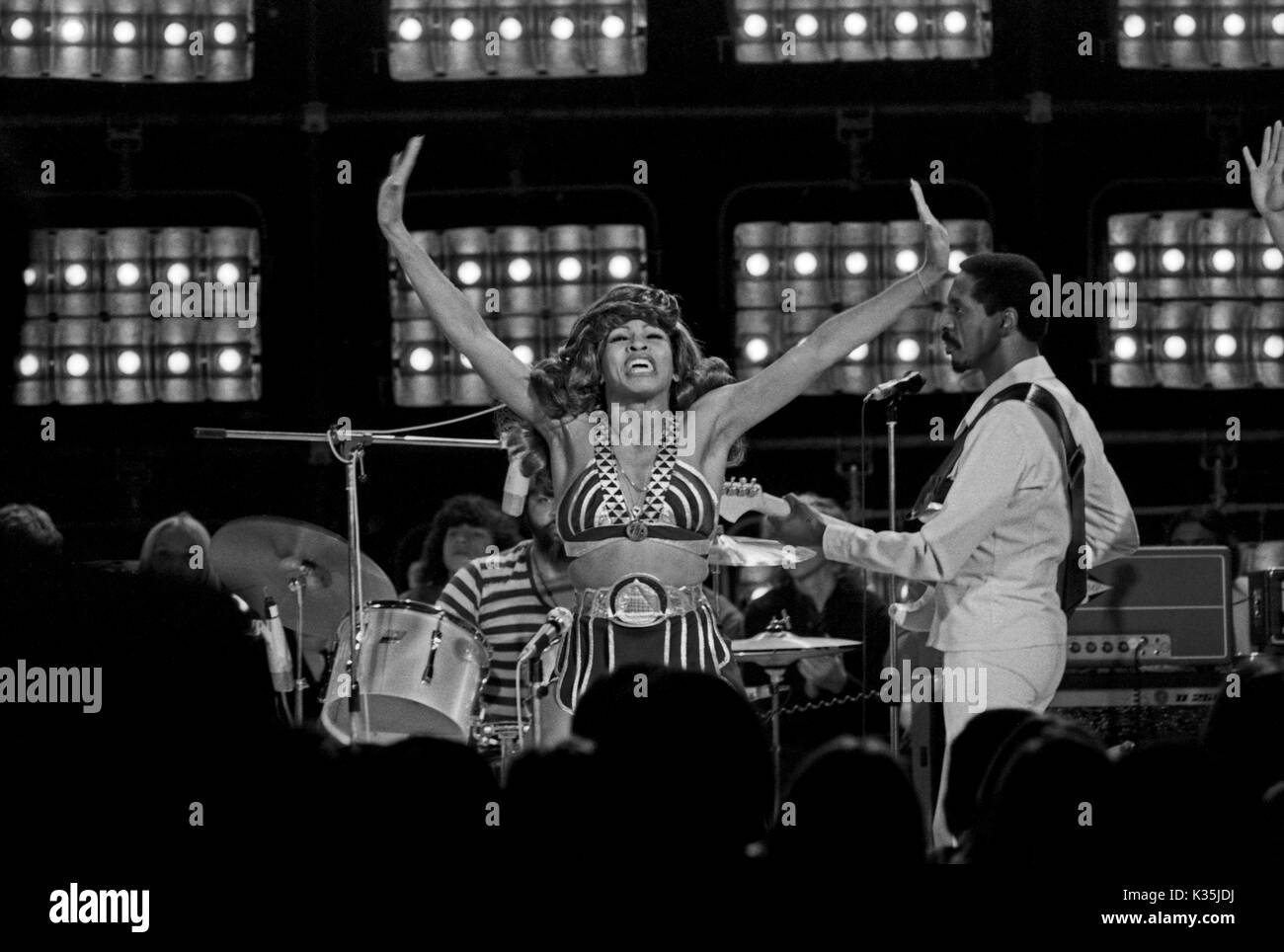 Das amerikanische Duo Ike und Tina Turner bei einem Fernsehauftritt, Deutschland 1970er Jahre. American duo Ike and Tina Turner performing in German TV, Germany 1970s. Stock Photo