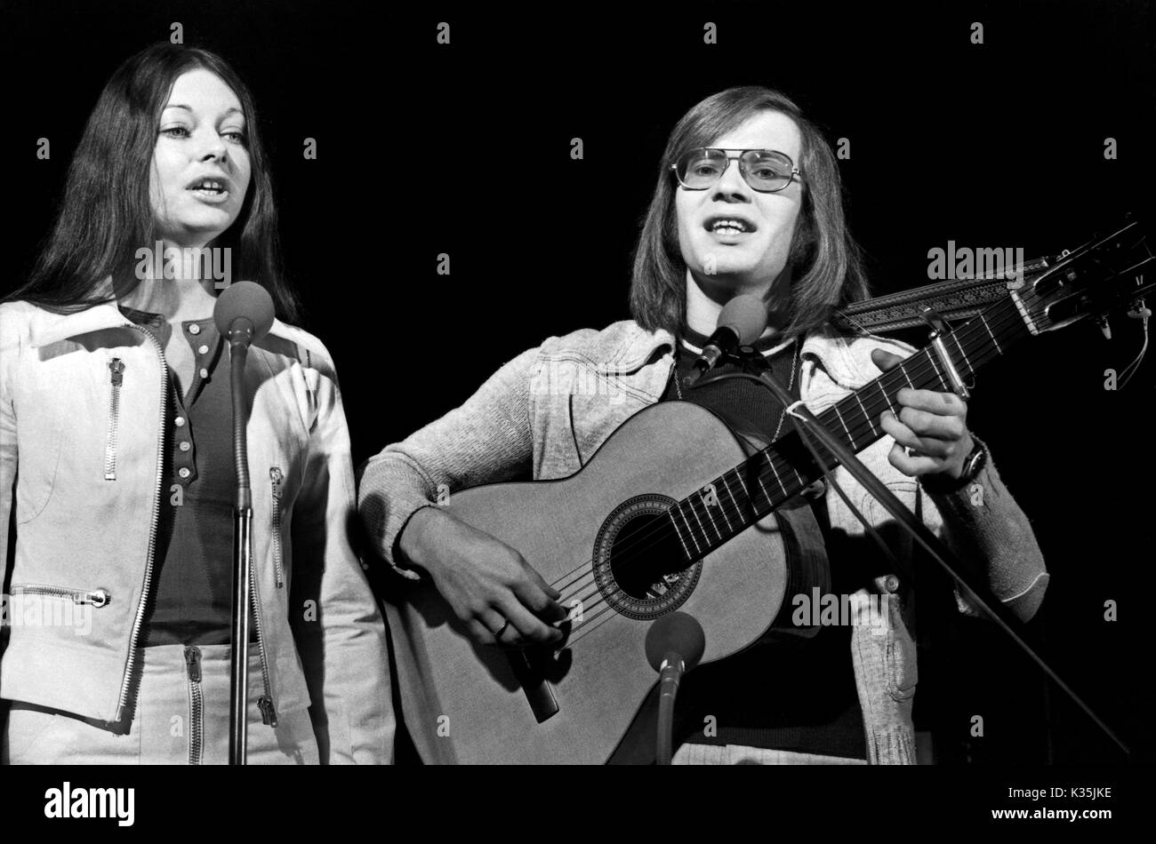 Das deutsche Gesangsduo Inga und Wolf bei einem Fernsehauftritt, Deutschland 1970er Jahre. German vocal duo Inga and Wolf performing at TV, Germany 1970s. Stock Photo