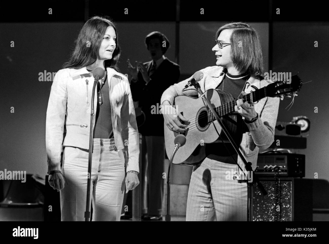 Das deutsche Gesangsduo Inga und Wolf bei einem Fernsehauftritt, Deutschland 1970er Jahre. German vocal duo Inga and Wolf performing at TV, Germany 1970s. Stock Photo