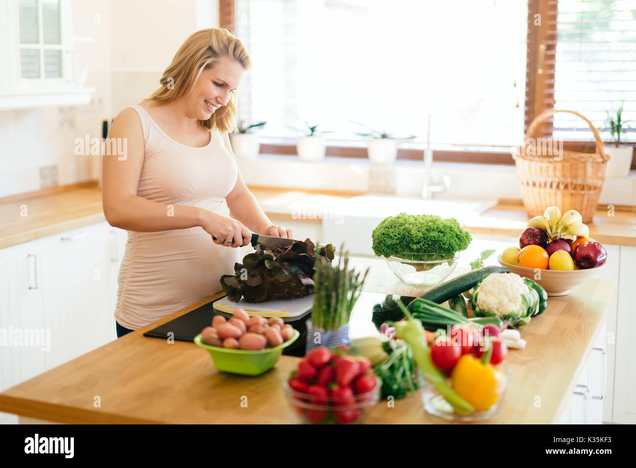 Pregnant belly plate of food hi-res stock photography and images - Alamy