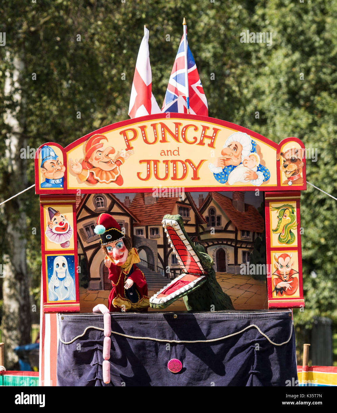 a traditional Punch and Judy show by David Wilde in an English park in