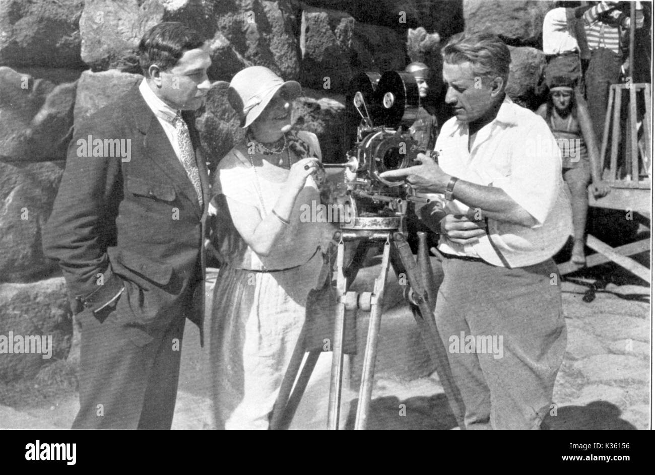 BEN HUR  DURING LOCATION FILMING IN ROME DIRECTOR FRED NIBLO (RIGHT) SHOWS A BELL AND HOWELL CAMERA TO LINA CAVALIERI AND HER HUSBAND LUCIEN MURATORE BOTH GRAND OPERA STARS WHO HAVE APPEARED IN A NUMBER OF FILMS.   MPP/364BK BEN HUR L-R, LUCIEN MURATORE, LINA CAVALIERI, FRED NIBLO director Stock Photo