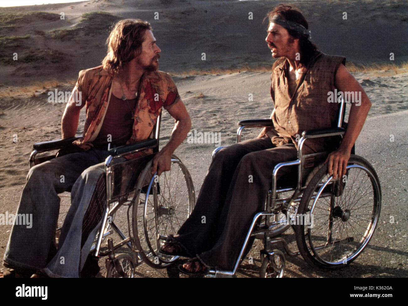 BORN ON THE FOURTH OF JULY  WILLEM DAFOE, TOM CRUISE     Date: 1989 Stock Photo