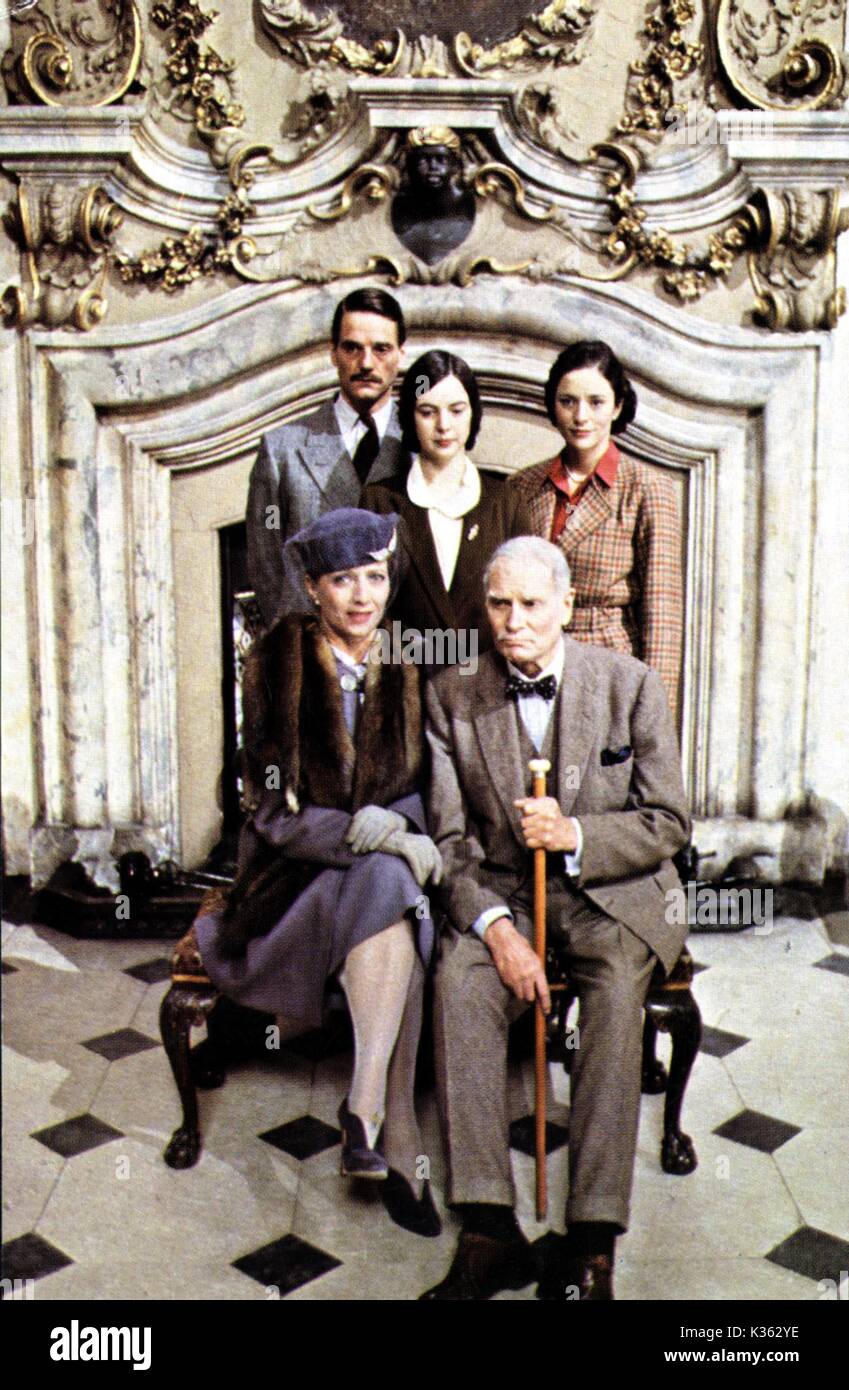 BRIDESHEAD REVISITED  Back row, JEREMY IRONS, PHOEBE CATES, DIANE QUICK Front row, STEPHANE AUDRAN, LAURENCE OLIVIER Stock Photo