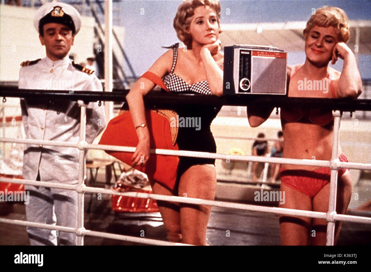 CARRY ON CRUISING KENNETH CONNOR, LIZ FRASER, DILYS LAYE     Date: 1962 Stock Photo