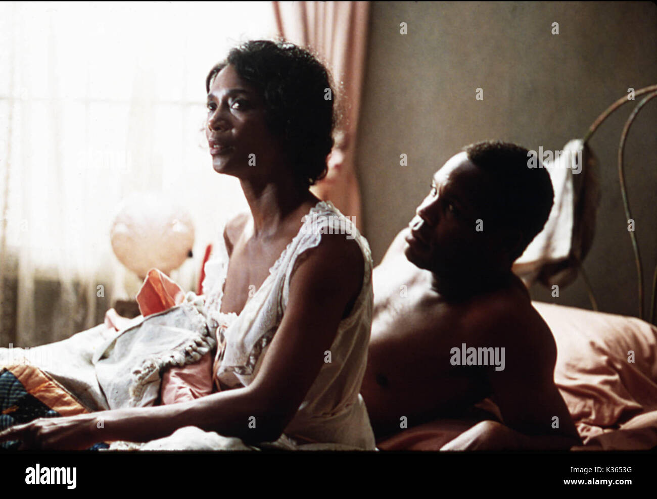 THE COLOUR PURPLE MARGARET AVERY, DANNY GLOVER     Date: 1985 Stock Photo