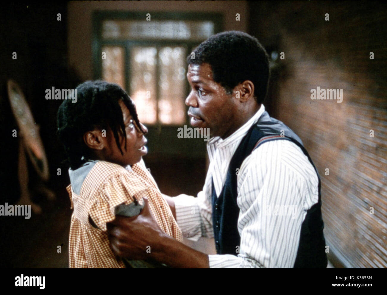 THE COLOUR PURPLE WHOOPI GOLDBERG, DANNY GLOVER     Date: 1985 Stock Photo