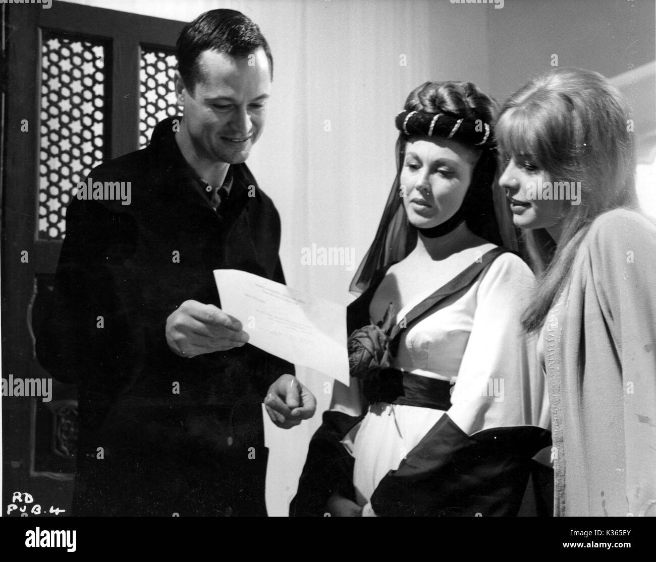 THE MASQUE OF THE RED DEATH  L-R, ROGER CORMAN director, HAZEL COURT, JANE ASHER Stock Photo