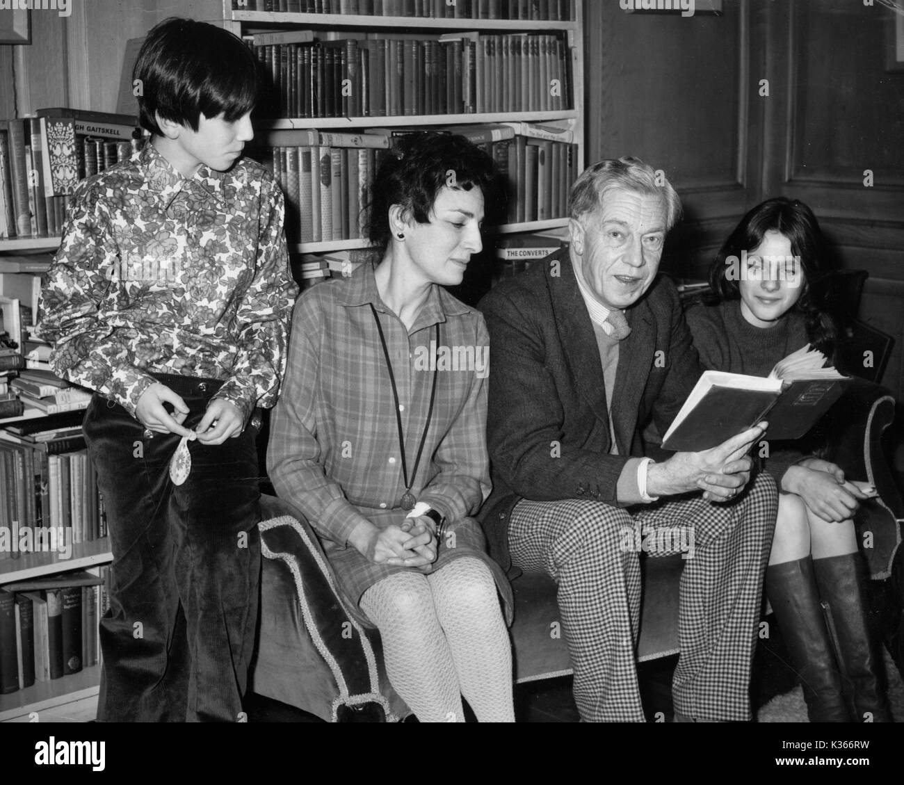 DANIEL DAY-LEWIS, JILL BALCON, CECIL DAY-LEWIS AND TAMASIN DAY-LEWIS IN 1968 Stock Photo