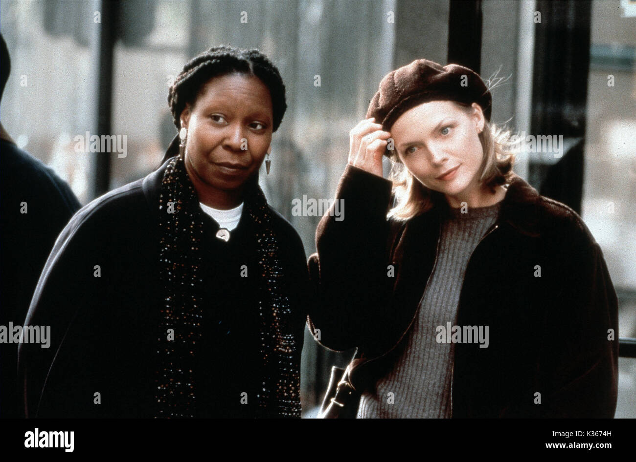 THE DEEP END OF THE OCEAN WHOOPI GOLDBERG AND MICHELLE PFEIFFER     Date: 1999 Stock Photo