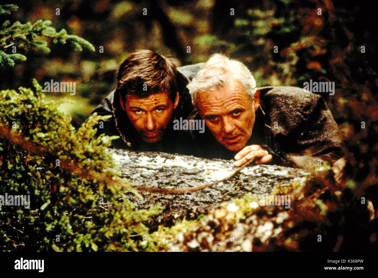 THE EDGE ALEC BALDWIN, ANTHONY HOPKINS Picture from the Ronald Grant