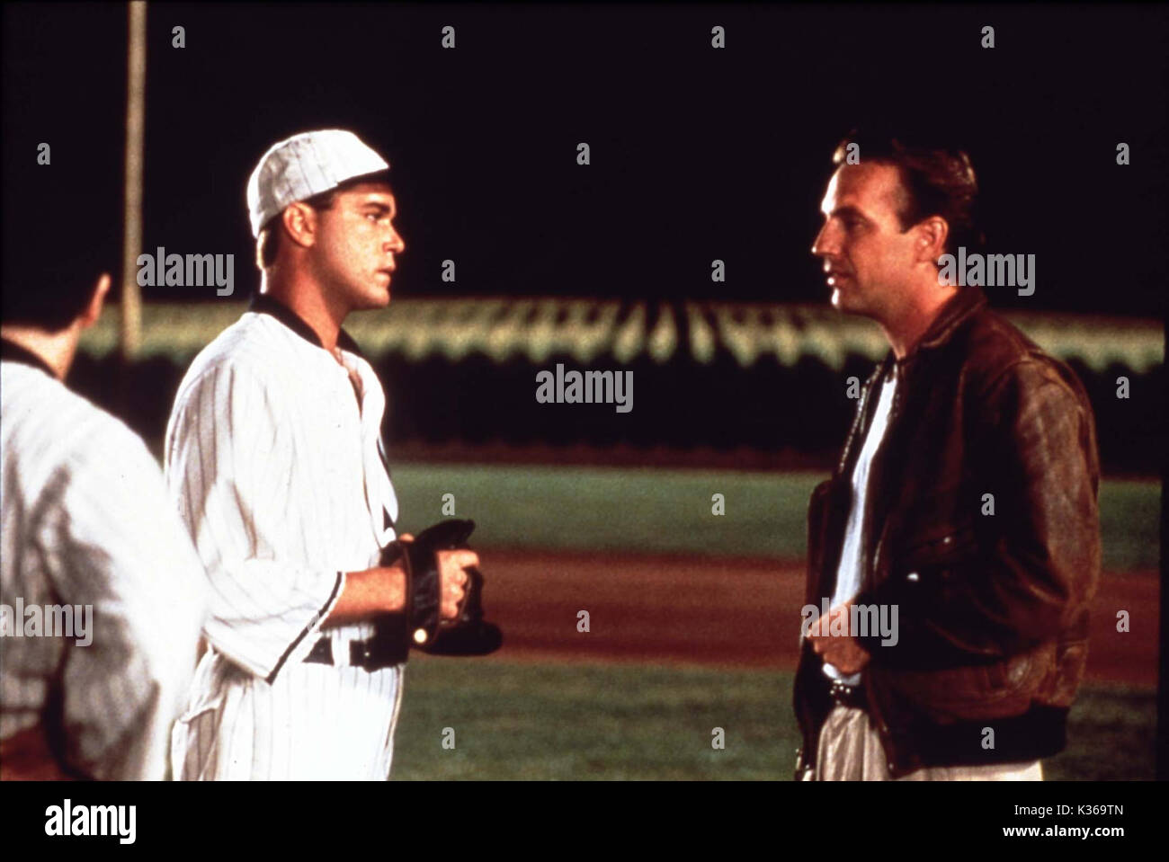 FIELD OF DREAMS RAY LIOTTA, KEVIN COSTNER Date 1989 Stock Photo Alamy