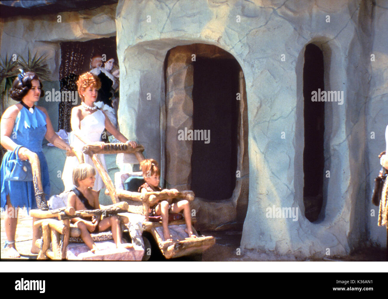 THE FLINTSTONES (US 1994) AMBLIN/ UNIVERSAL ROSIE O'DONNELL, ELIZABETH