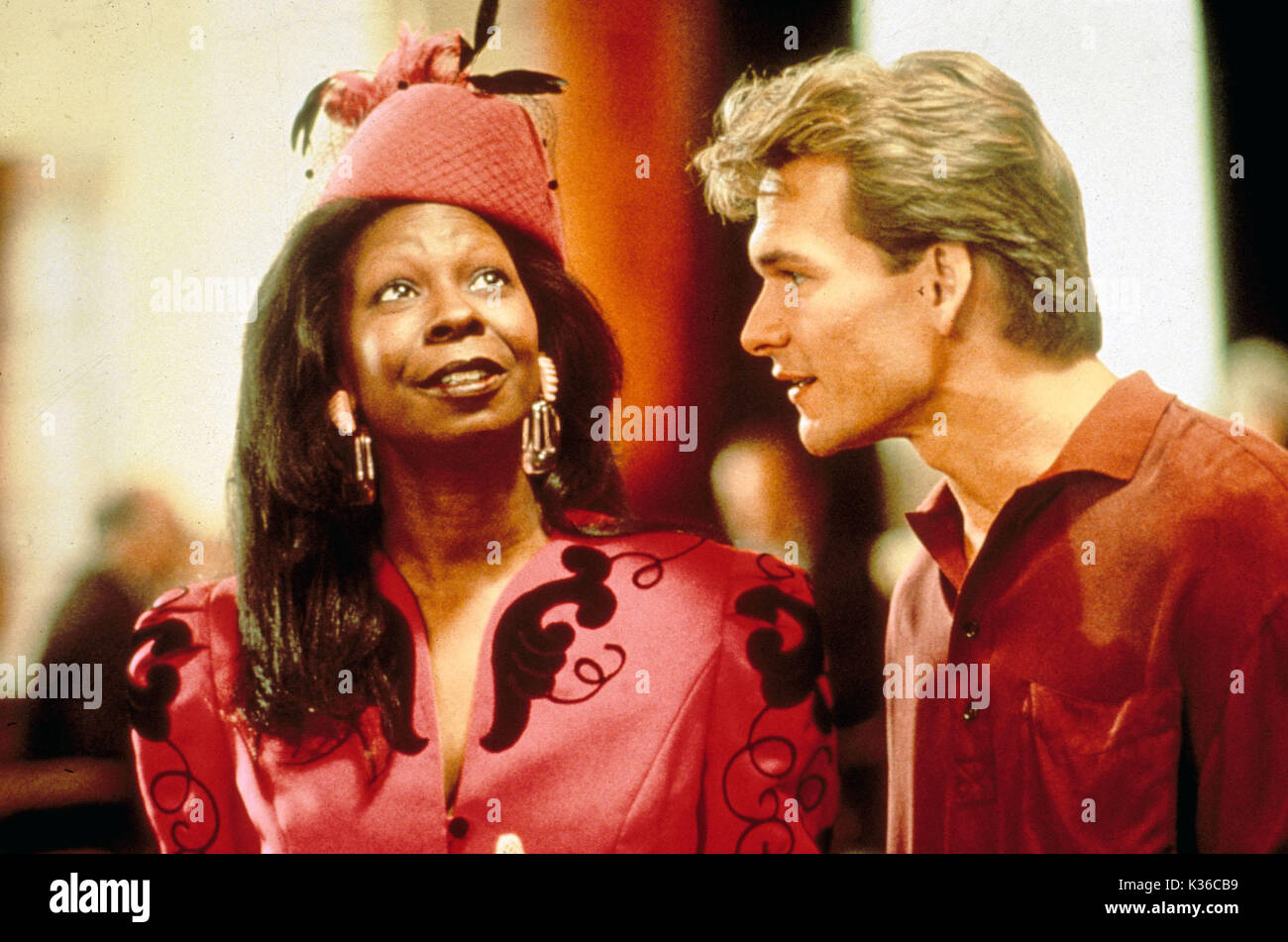 GHOST PARAMOUNT PICTURES WHOOPI GOLDBERG, PATRICK SWAYZE     Date: 1990 Stock Photo