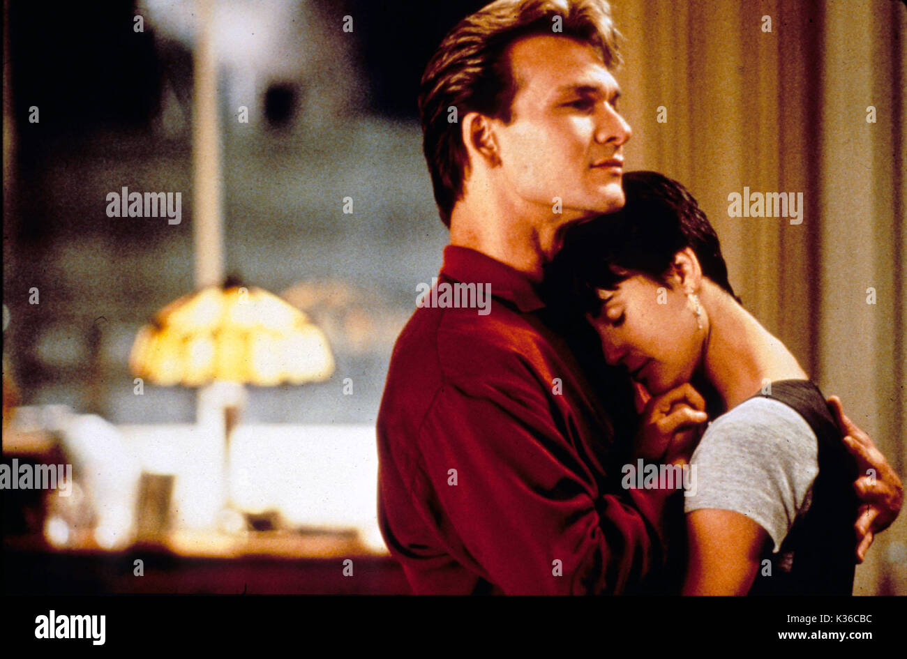 GHOST PARAMOUNT PICTURES PATRICK SWAYZE, DEMI MOORE GHOST PARAMOUNT PICTURES PATRICK SWAYZE, DEMI MOORE Picture from the Ronald Grant Archive     Date: 1990 Stock Photo