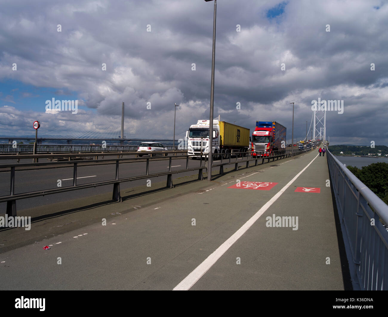 dh Forth Road Bridge FORTH BRIDGE FIRTH OF FORTH Traffic road bridge River Forth Scotland people walking cars a90 foot cycle path Stock Photo