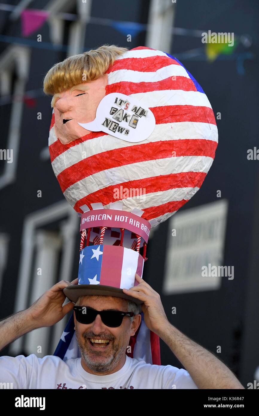 Trump hat hi-res stock photography and images - Alamy