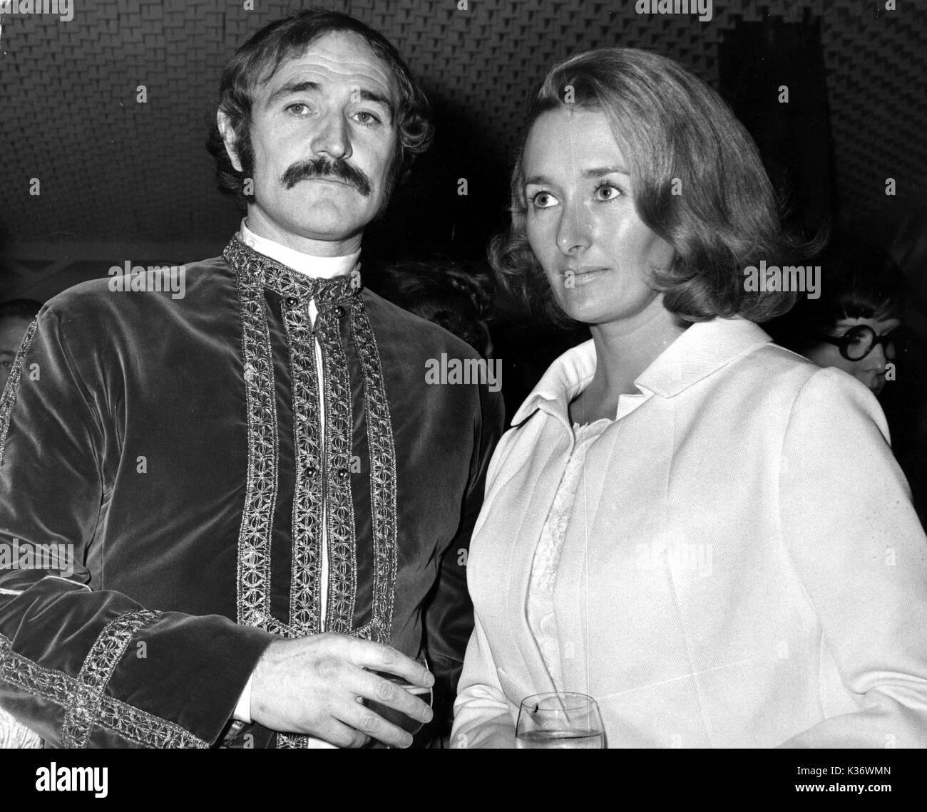 RICHARD HARRIS AND MOIRA LLOYD AT THE PREMIERE OF THE FILM CAMELOT IN 1967 Stock Photo