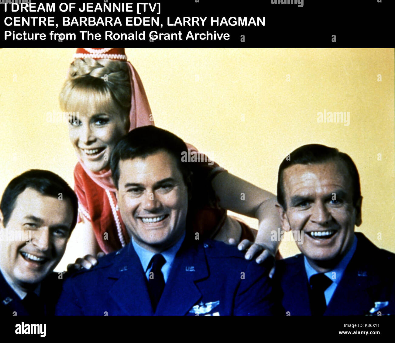 I DREAM OF JEANNIE centre BARBARA EDEN, LARRY HAGMAN Stock Photo