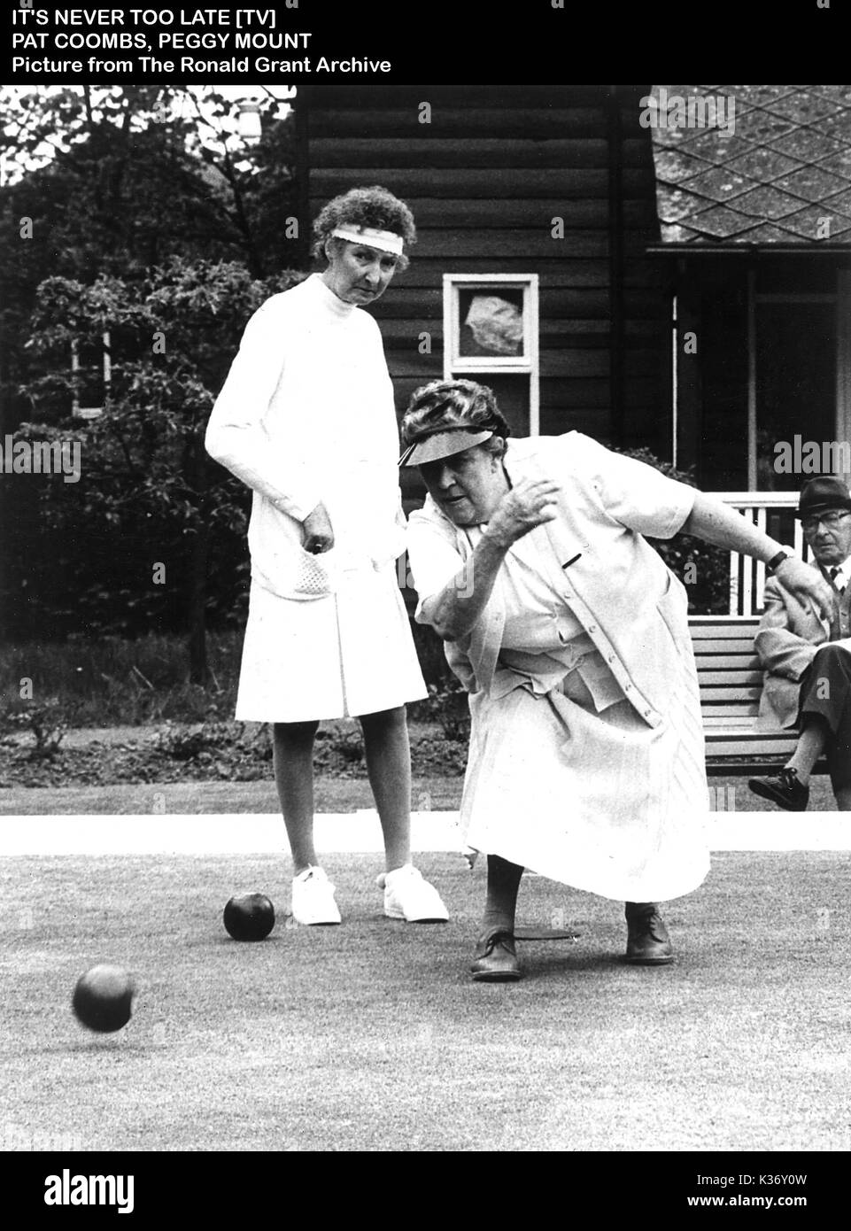 IT'S NEVER TOO LATE [TV]   PAT COOMBS, PEGGY MOUNT Stock Photo