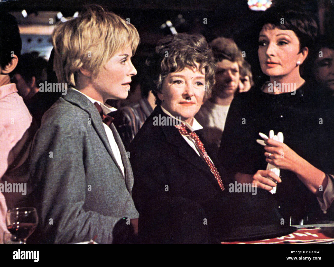 THE KILLING OF SISTER GEORGE Susannah York, Beryl Reid and Coral Browne at the Gateways club     Date: 1968 Stock Photo