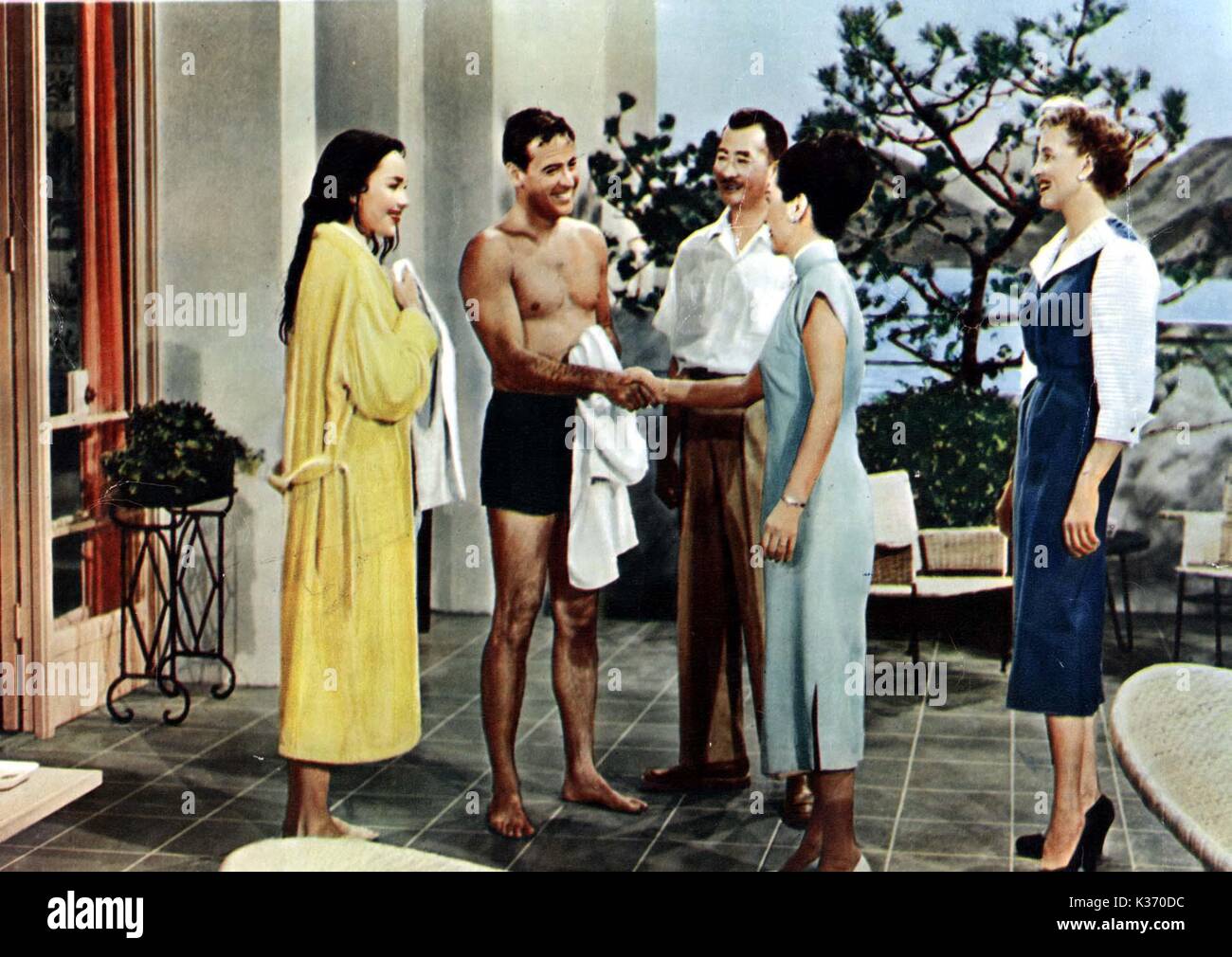 LOVE IS A MANY SPLENDOURED THING JENNIFER JONES, WILLIAM HOLDEN, RICHARD LOO, SOO YOUNG AND ISOBEL ELSOM A 20TH CENTURY FOX FILM     Date: 1955 Stock Photo