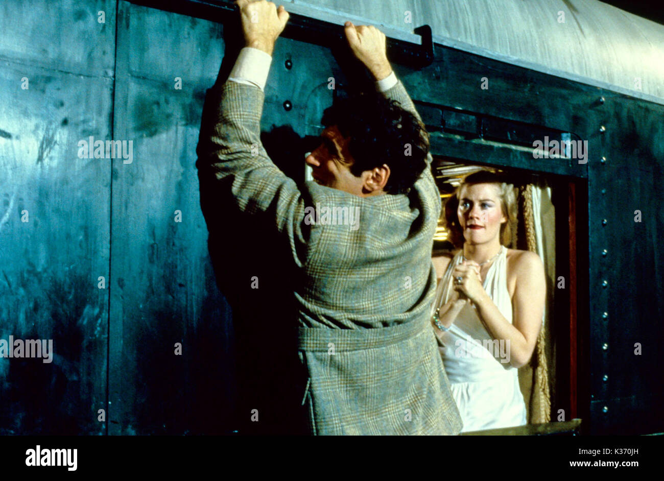 THE LADY VANISHES HAMMER FILMS/RANK FILM ORG ELLIOTT GOULD, CYBILL SHEPHERD Date: 1979 Stock Photo