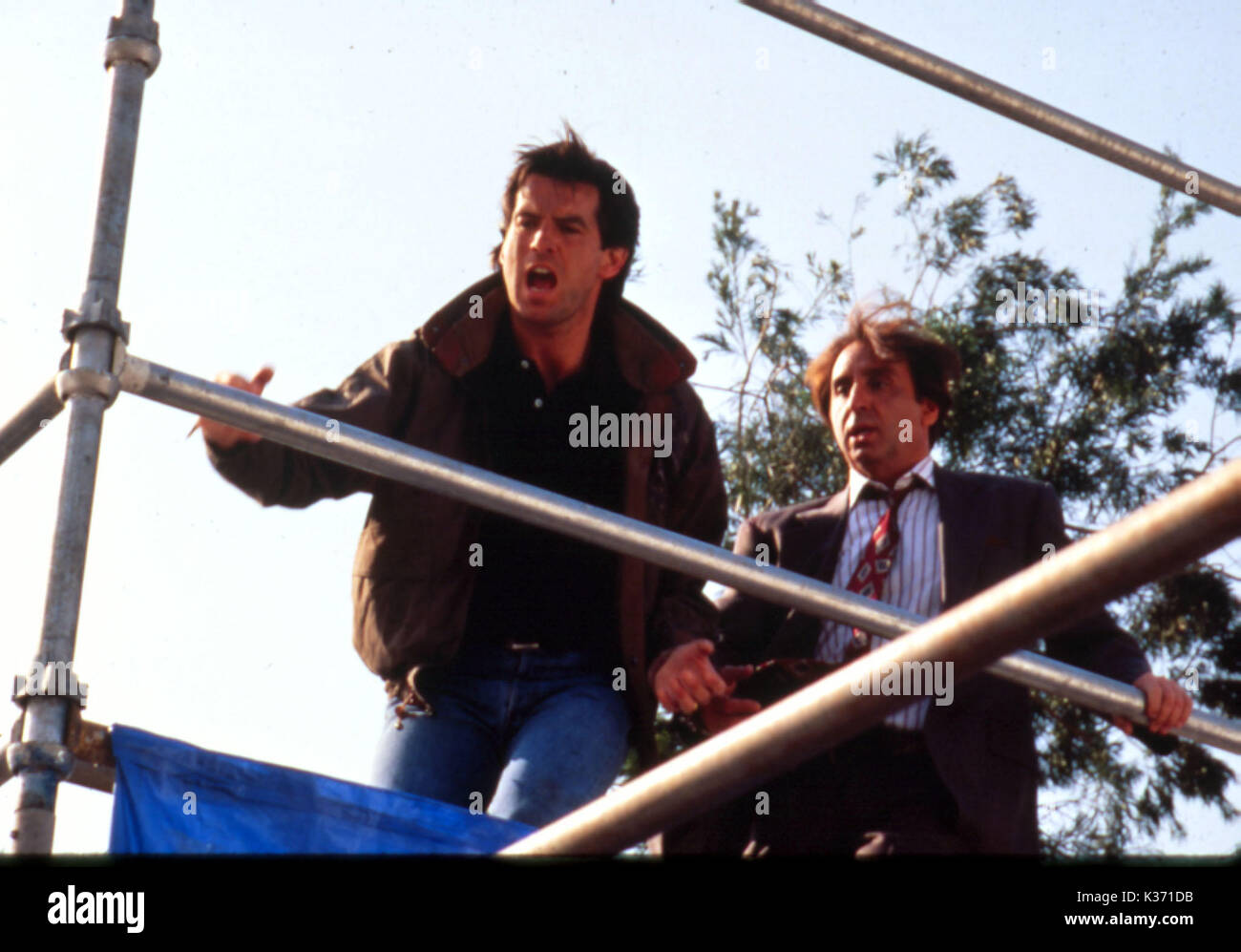 LIVE WIRE Pierce Brosnan and Ron Silver Date 1992 Stock Photo Alamy
