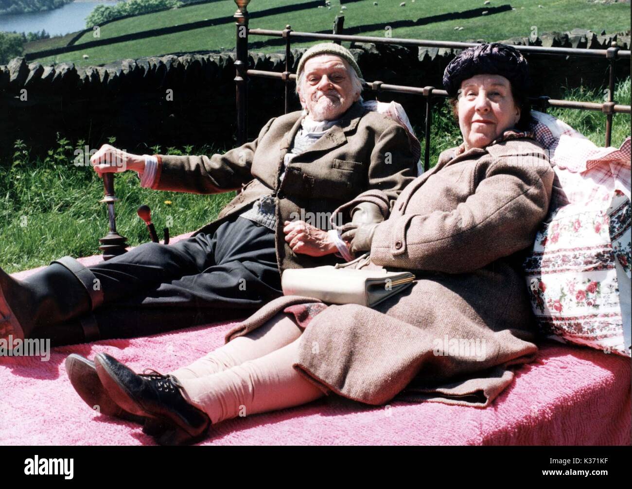 LAST OF THE SUMMER WINE BILL OWEN as Compo, KATHY STAFF as Nora Batty seen in 1997 LAST OF THE SUMMER WINE Stock Photo