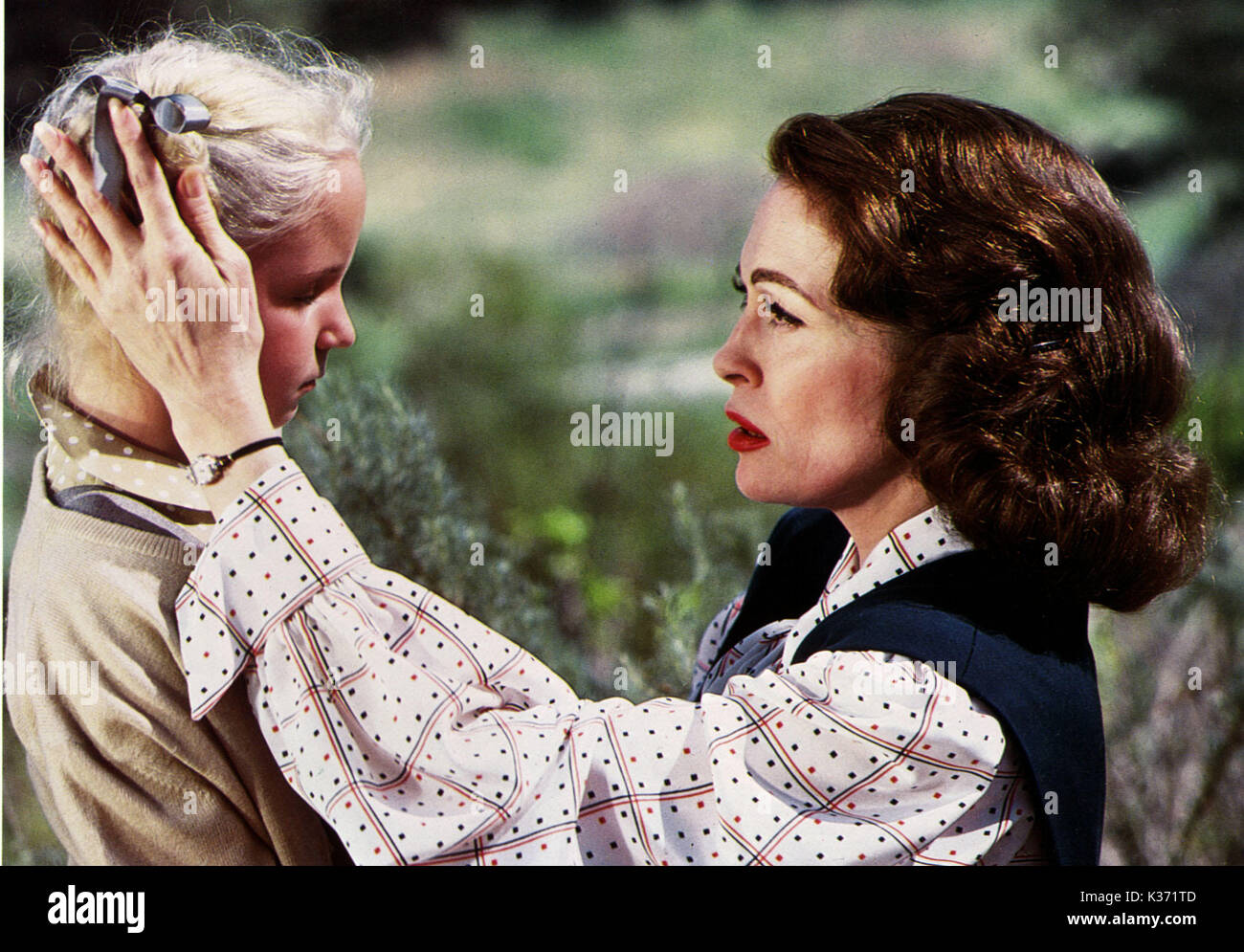 MOMMIE DEAREST Directed by Frank Perry with Mara Hobel as the young Christina Crawford and Faye Dunaway as her adoptive mother, film star Joan Crawford FILM RELEASE BY PARAMOUNT PICTURES     Date: 1981 Stock Photo