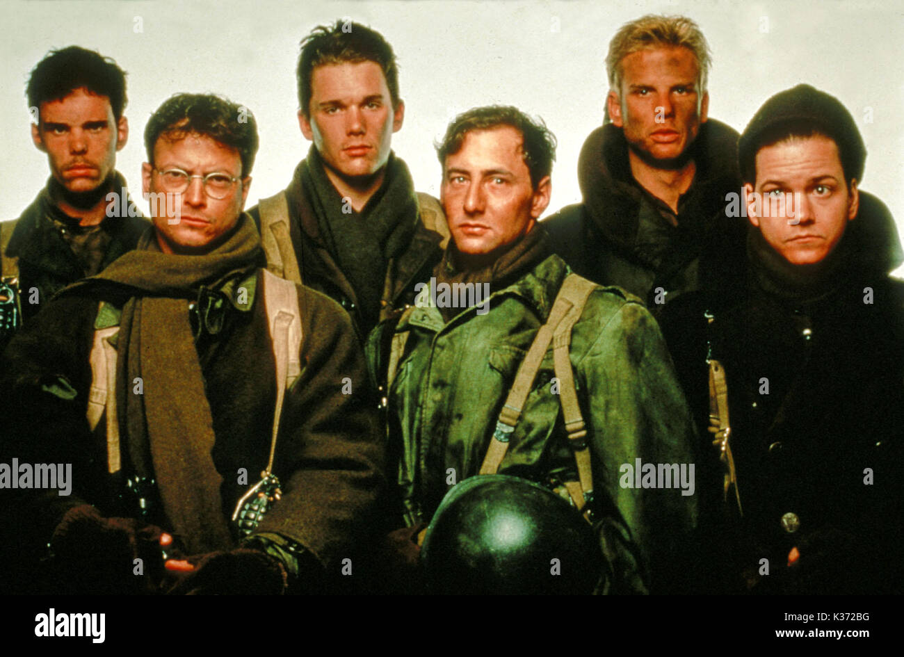 A MIDNIGHT CLEAR [US KEVIN DILLON, GARY SINISE, ETHAN HAWKE, AYRE GROSS, PETER BERG AND FRANK WHALEY A BEACON COMMUNICATIONS Stock Photo