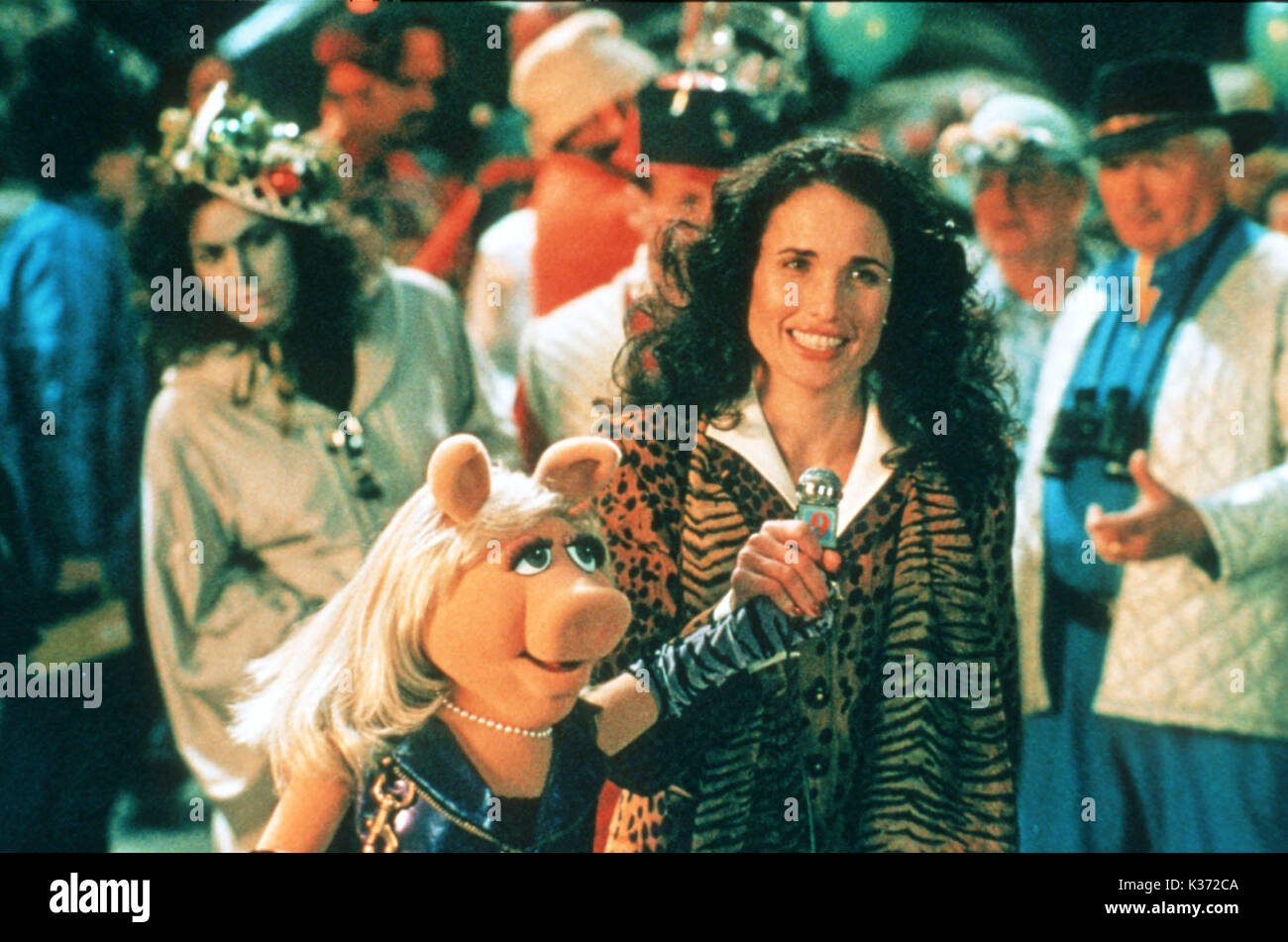 MUPPETS IN SPACE JIM HENSON PRODUCTIONS Miss Piggy, ANDIE McDOWELL     Date: 1999 Stock Photo