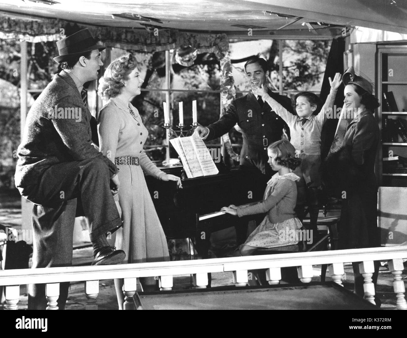 MRS MINIVER L-R, WALTER PIDGEON, GREER GARSON, RICHARD NEY, CLARA SANDARS, CHRISTOPHER SEVERN, TERESA WRIGHT FAMILY LIFE Stock Photo