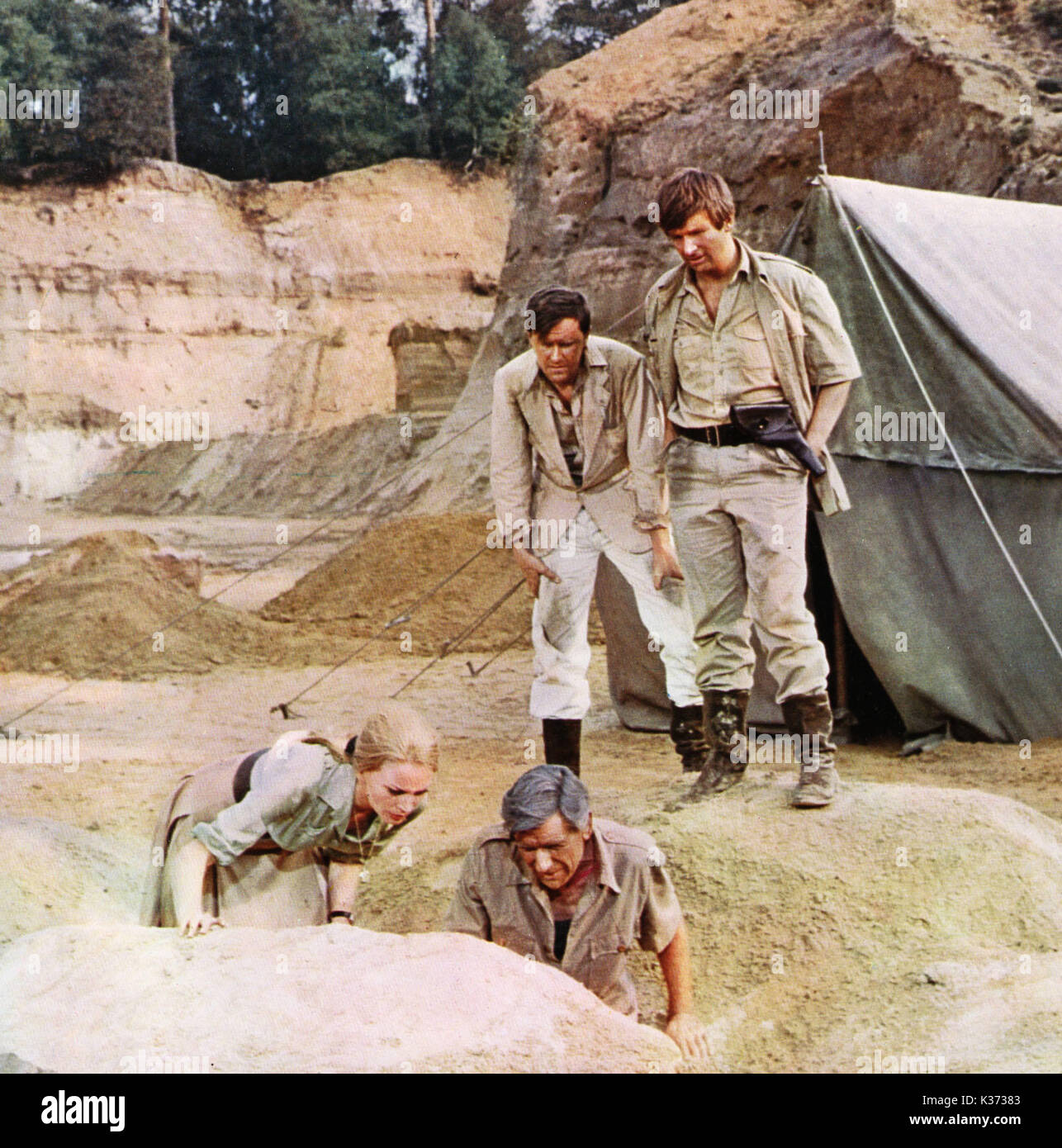 THE MUMMY'S SHROUD [Br 1967] ELIZABETH SELLARS AND ANDRE MORELL (IN THE TRENCH), JOHN PHILLIPS AND DAVID BUCK (BEHIND)     Date: 1967 Stock Photo