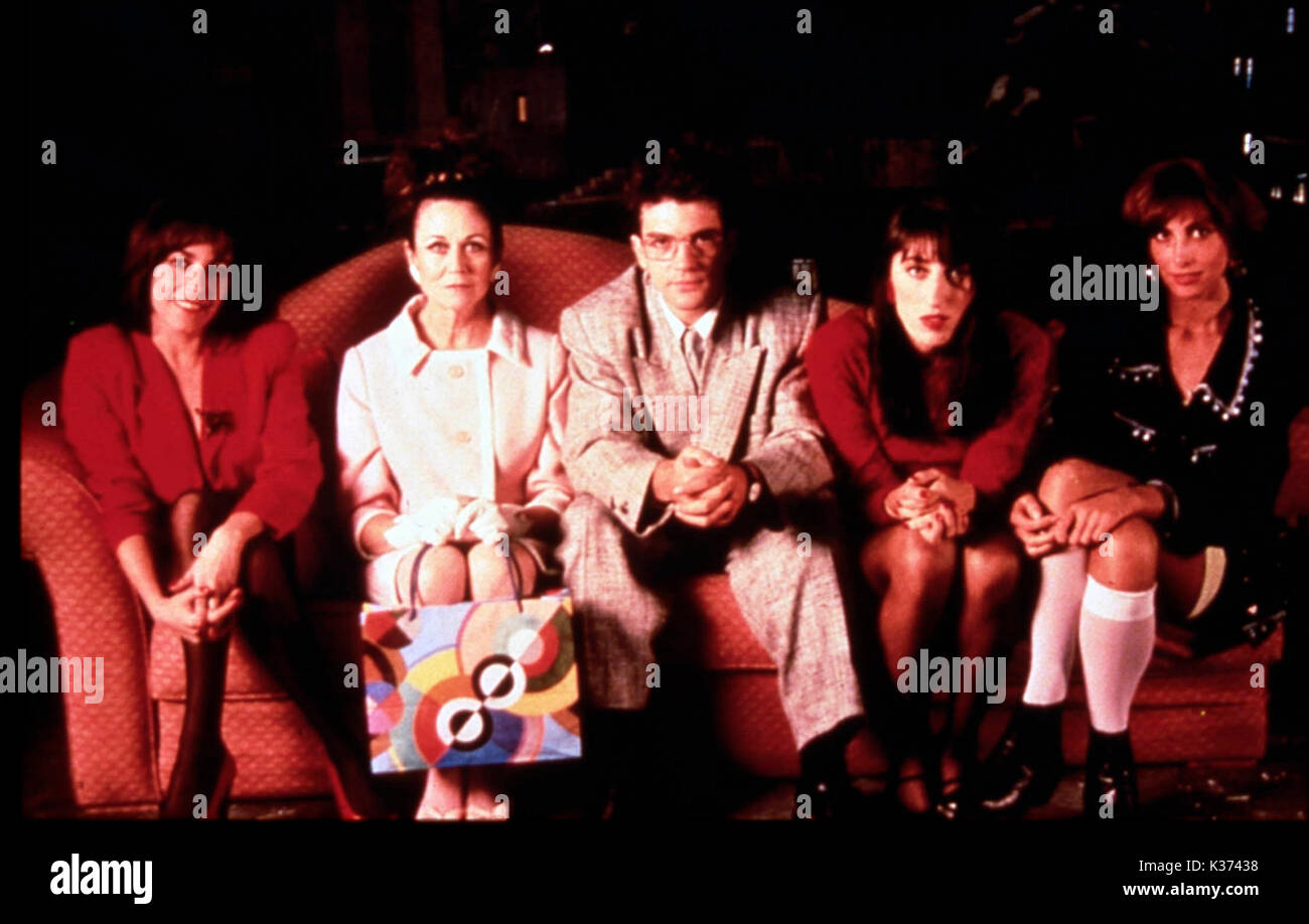 MUJERES AL BORDE DE UN ATAQUE DE NERVIOS aka WOMEN ON THE VERGE OF NERVOUS BREAKDOWN L-R, CARMEN MAURA, JULIETTA SERRANO, ANTONIO BANDERAS, ROSSY DE PALMA, MARIA BARRANCO     Date: 1988 Stock Photo