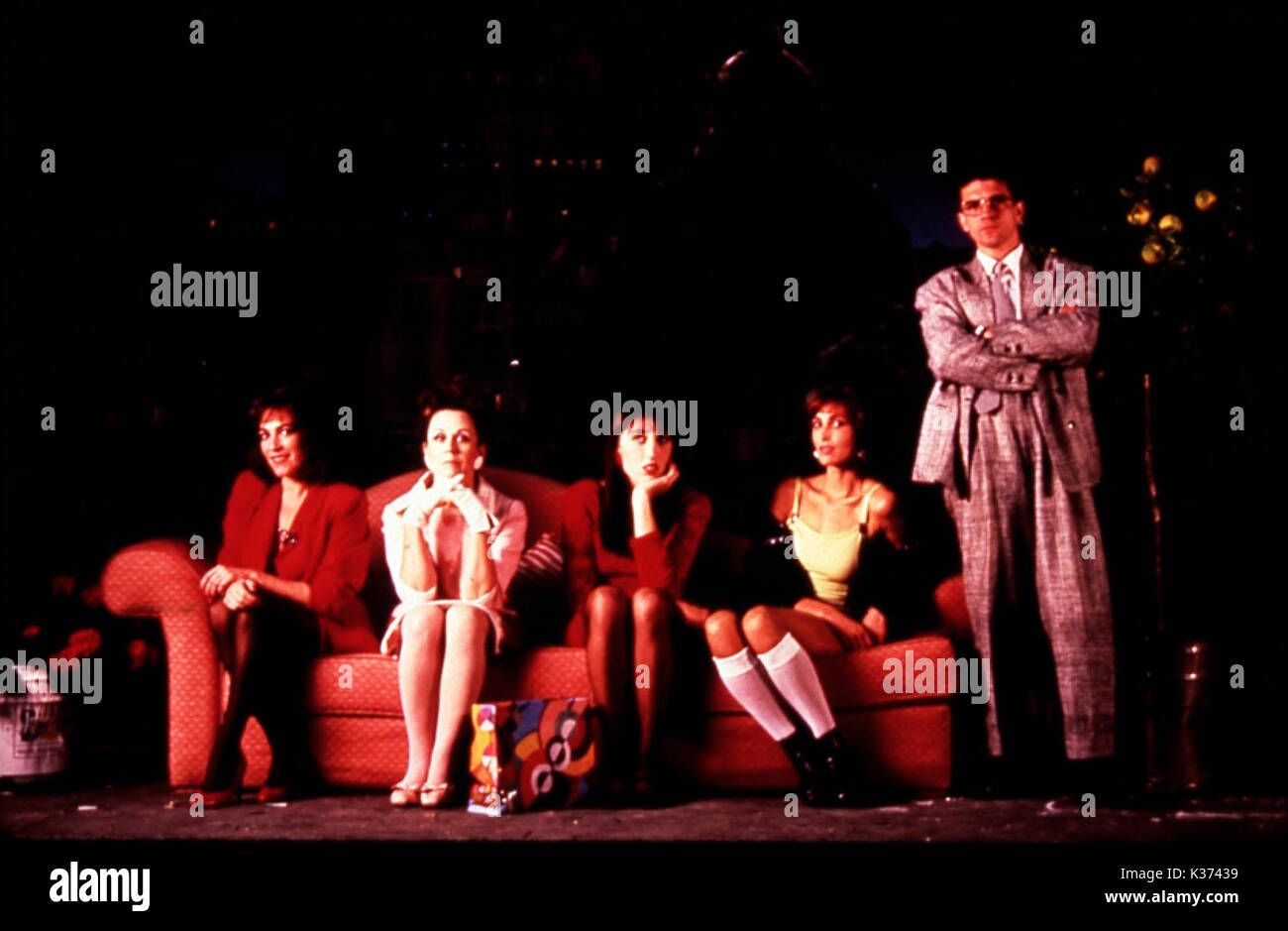 MUJERES AL BORDE DE UN ATAQUE DE NERVIOS aka WOMEN ON THE VERGE OF NERVOUS BREAKDOWN L-R, CARMEN MAURA, JULIETTA SERRANO, ROSSY DE PALMA, MARIA BARRANCO, ANTONIO BANDERAS     Date: 1988 Stock Photo