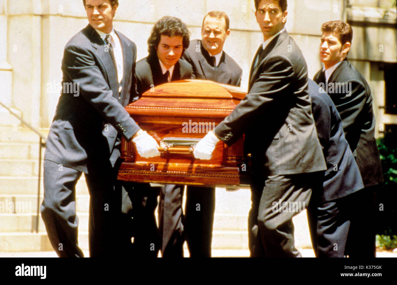 THE PALLBEARER MIRAMAX FILMS DAVID SCHWIMMER coffin: pallbearers     Date: 1996 Stock Photo