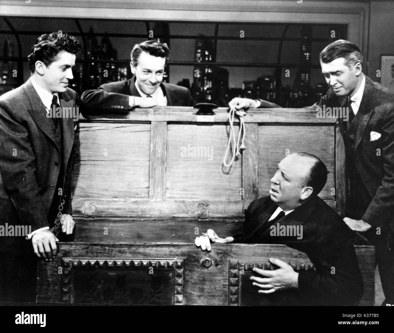 ROPE L-R, FARLEY GRANGER, JOHN DALL, JAMES STEWART & ALFRED HITCHCOCK IN TRUNK Stock Photo