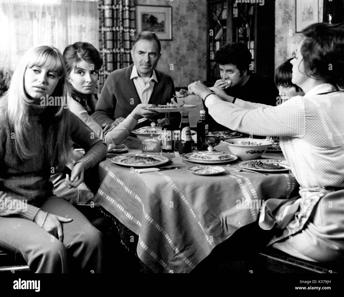 SPRING AND PORT WINE L-R, SUSAN GEORGE, HANNAH GORDON, JAMES MASON , RODNEY  BEWES, LEN JONES, DIANA COUPLAND Stock Photo - Alamy