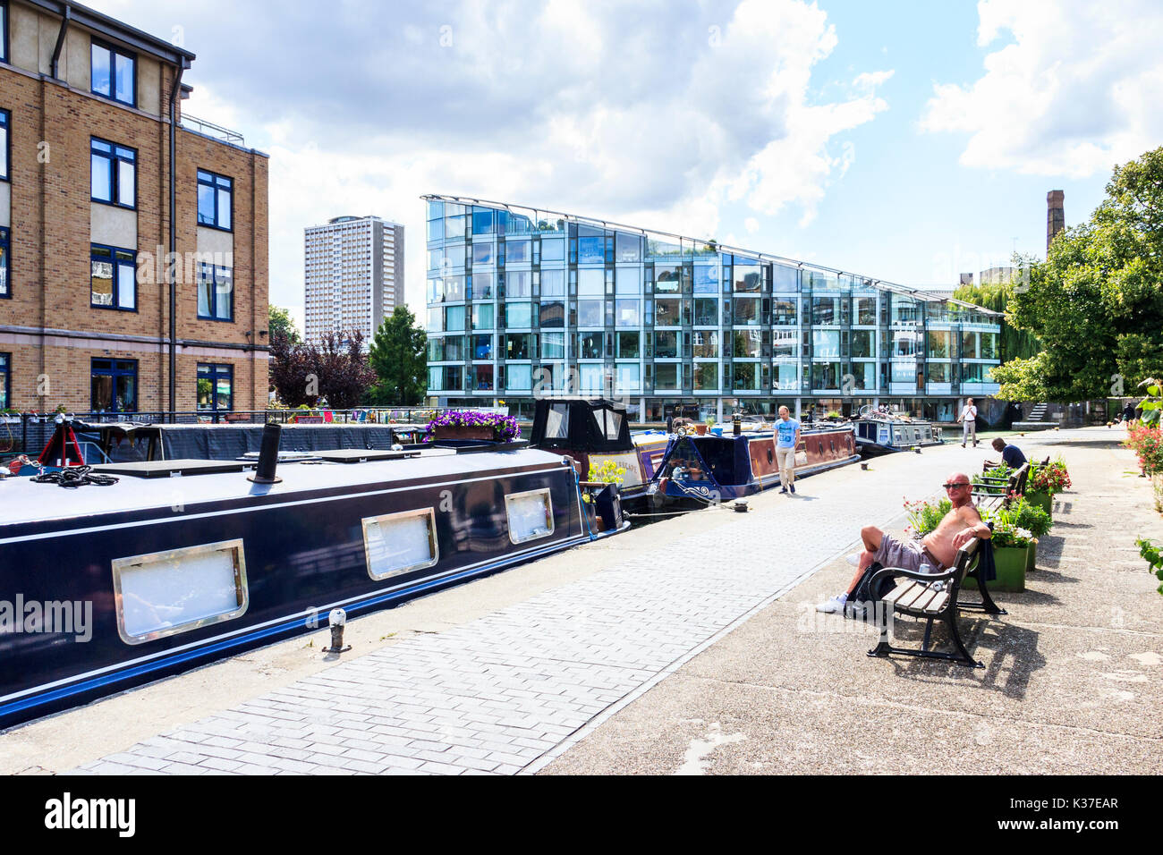 People enjoying the hot weather on Regent's Canal at City Road basin, Islington, London, UK Stock Photo