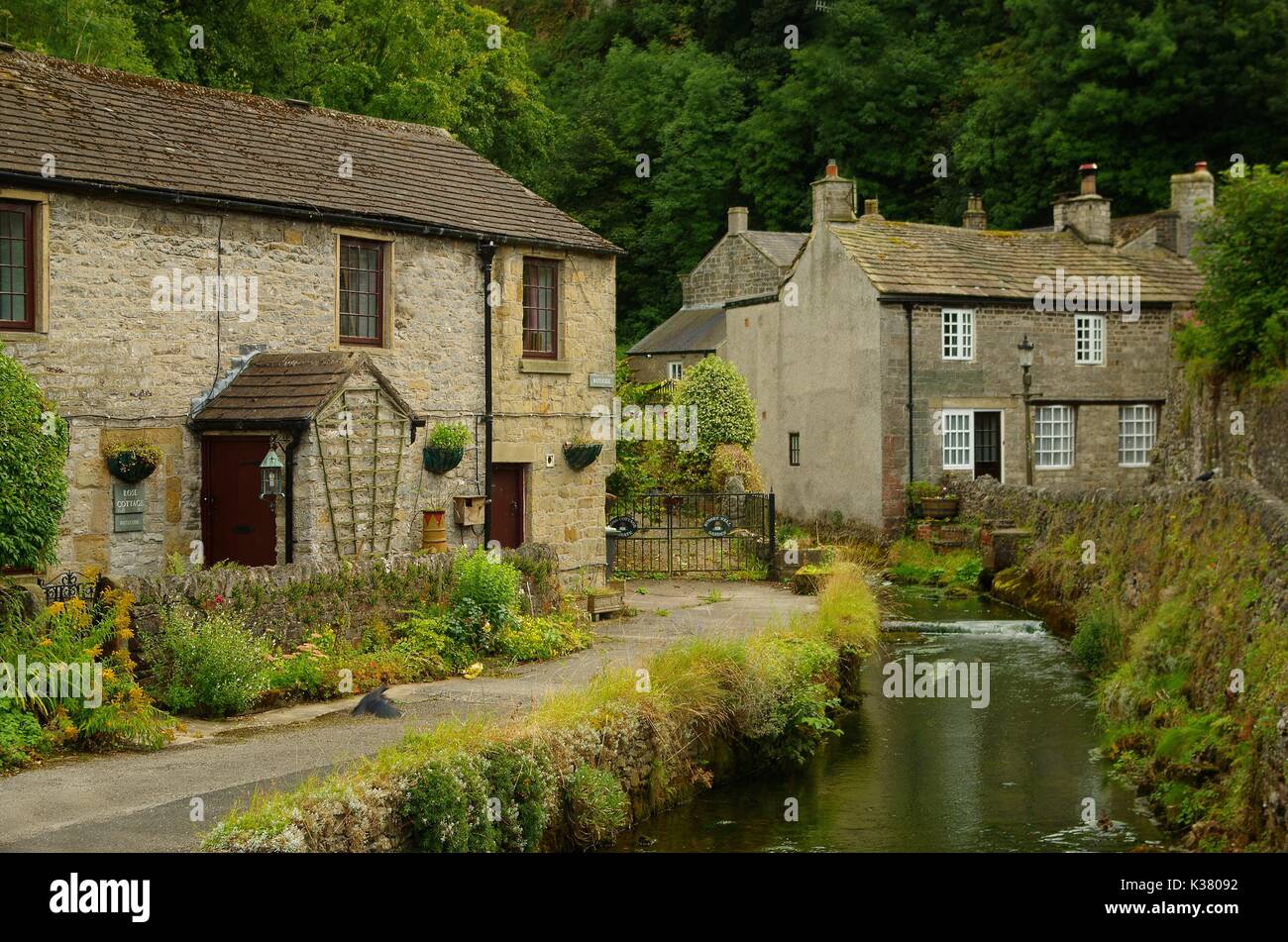 village of castleton derbyshire river and cottages Stock Photo Alamy