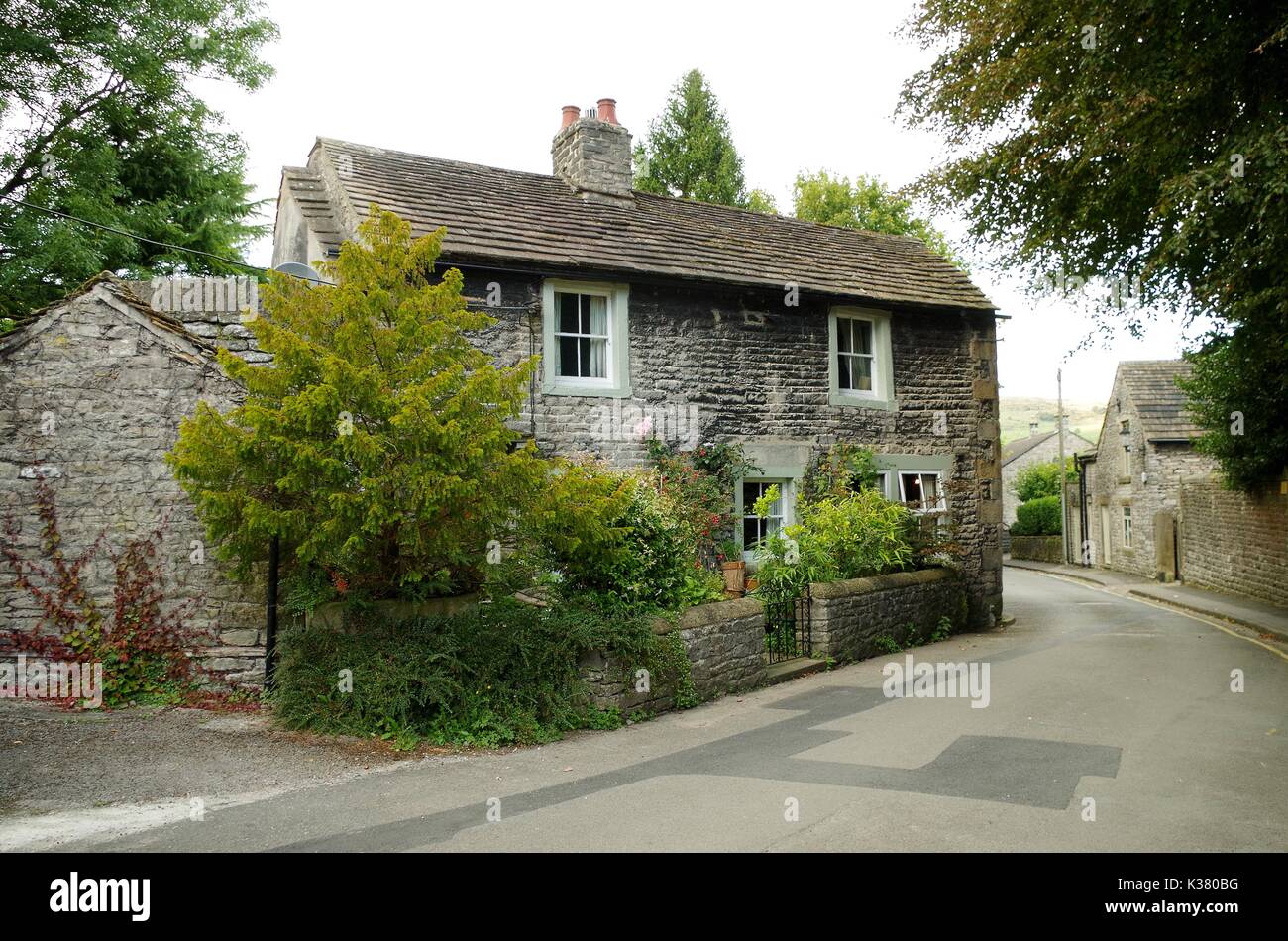 village of castleton derbyshire river and cottages Stock Photo Alamy