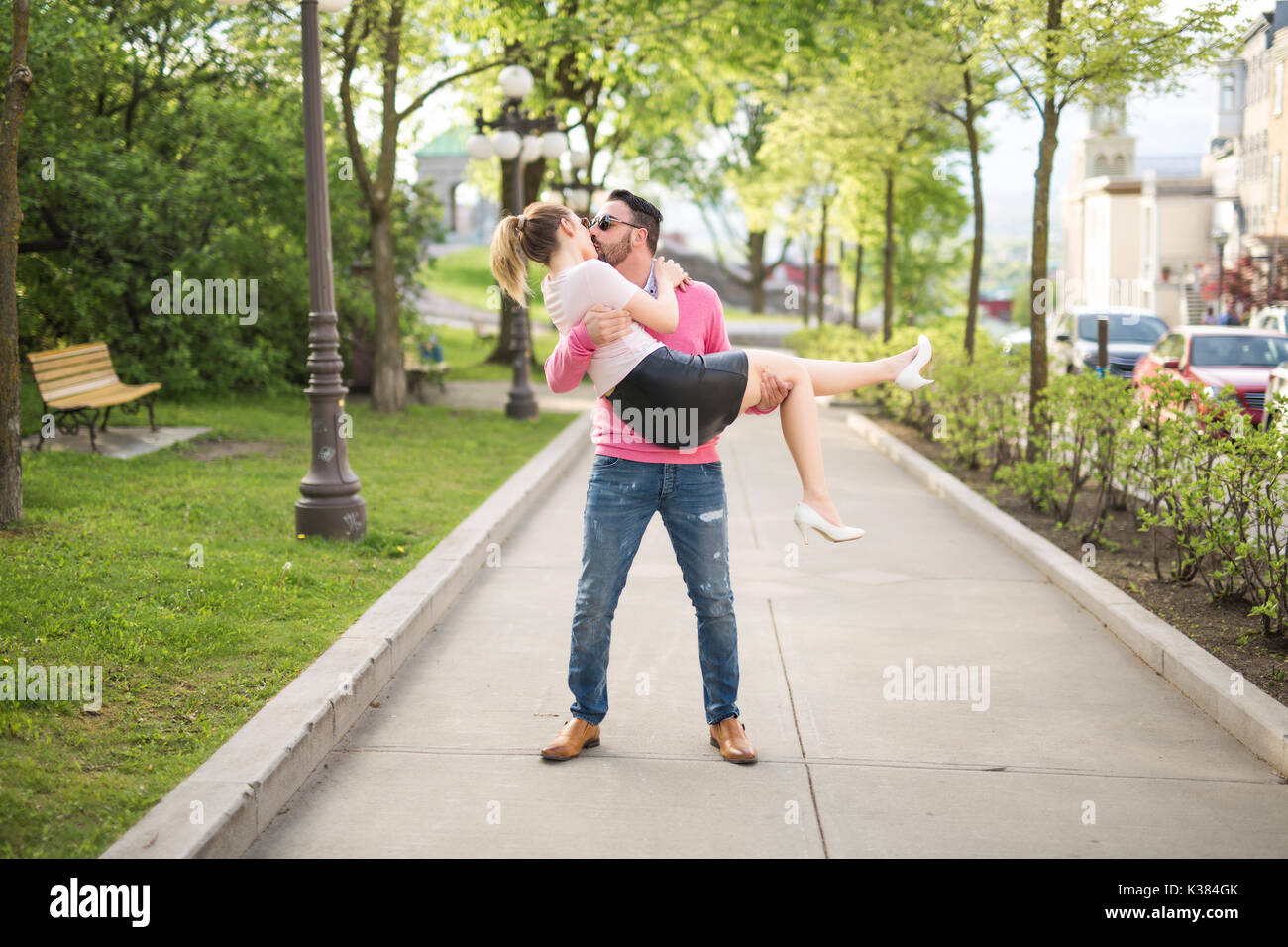 Couple tree kiss summer hi-res stock photography and images - Alamy
