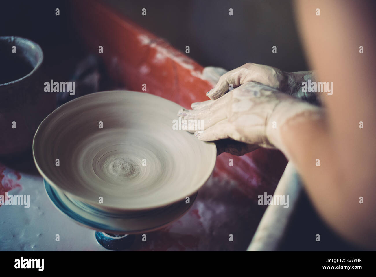 Lady ceramics artist work hi-res stock photography and images - Alamy