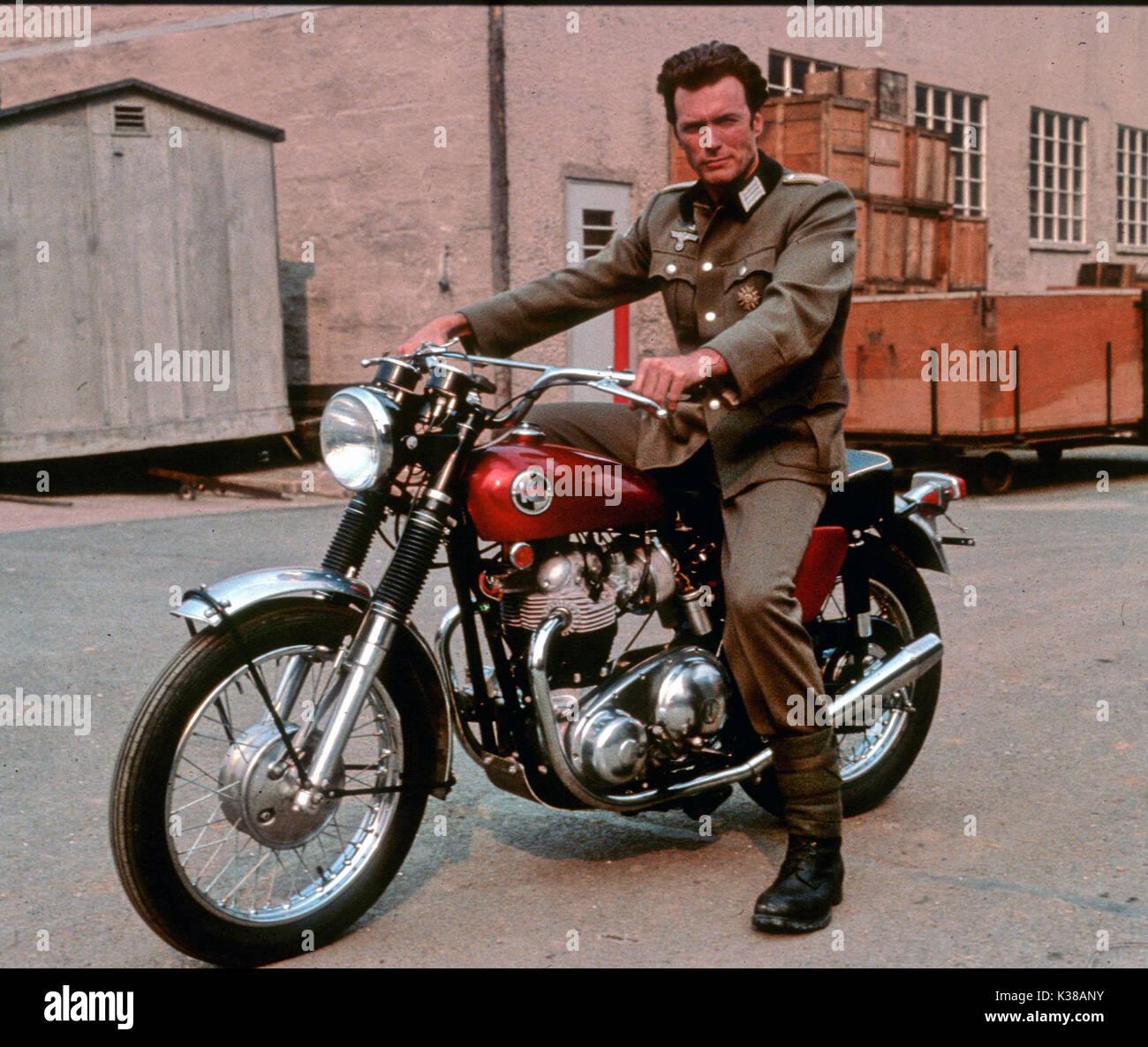 WHERE EAGLES DARE MGM CLINT EASTWOOD MOTORCYCLE 1960s : NORTON PICTURE FROM  THE RONALD GRANT ARCHIVE WHERE EAGLES DARE MGM CLINT EASTWOOD MOTORCYCLE  1960s : NORTON Date: 1968 Stock Photo - Alamy